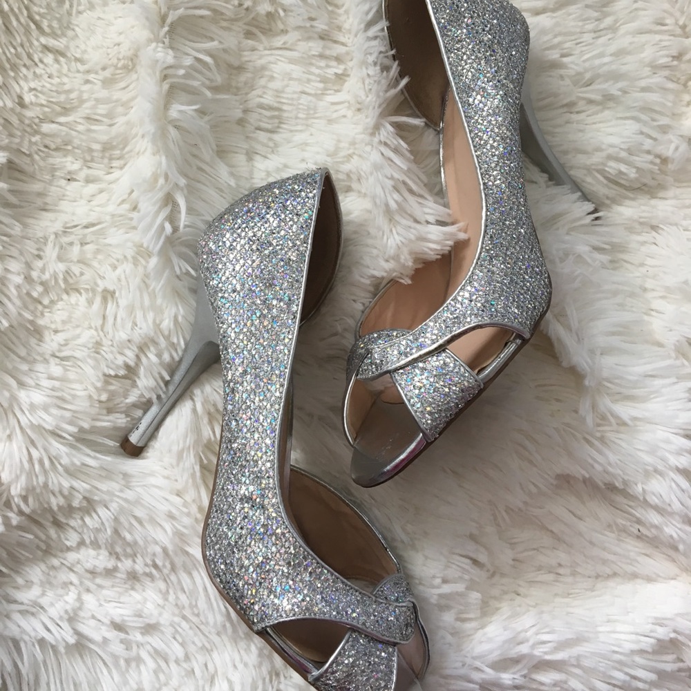 Silver Heels - Picture 2 of 5